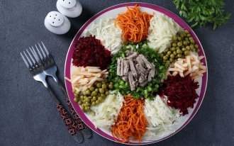 Овощной салат с шампиньонами и колбасой